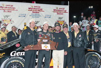 Walter Czarnecki, Rusty Wallace, Rick Mears, Don Miller, Roger Penske and the No. 2 team celebrate the win with Midnight at Richmond in 1993.